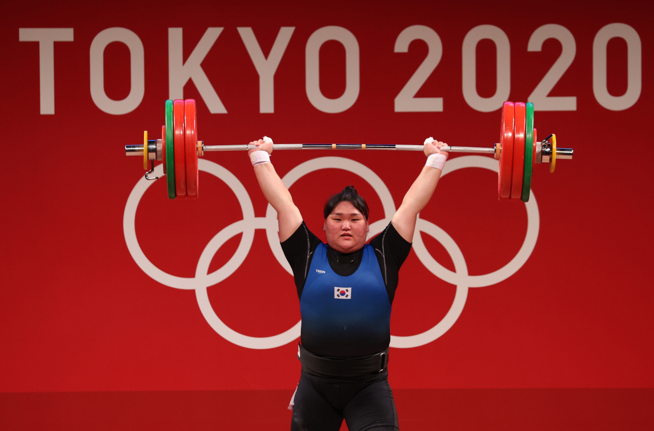2일 도쿄 국제포럼에서 열린 도쿄올림픽 여자 역도 최중량급(87㎏ 이상). 이선미가 용상 148kg 1차시기에 성공하고 있다. 이선미는 이날 4위를 기록했다. 연합뉴스