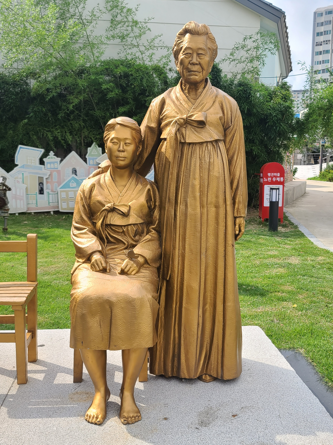 광주남구 소녀상(이이남 작)은 현재 할머니가 당시 자신인 소녀를 다독이는 투샷이다.