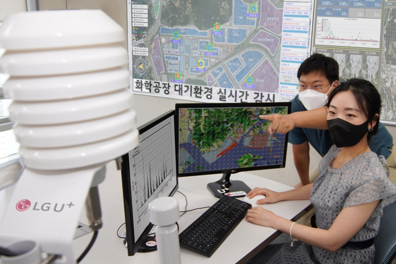 LG유플러스는 대기배출물질을 실시간으로 관리할 수 있는 대기환경진단솔루션을 LG화학 등 화학사업장에 구축했다고 3일 밝혔다. LG유플러스 직원들이 대기환경진단솔루션을 통해 화학공장 내 대기흐름을 확인하고 있다. [LG유플러스 제공]