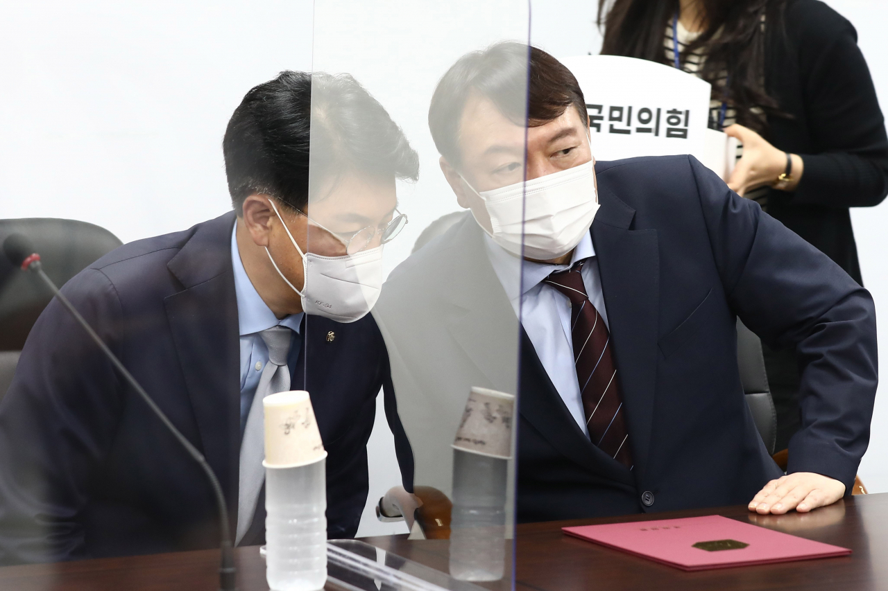 윤석열 국민의힘 대선후보(오른쪽)와 장제원 의원. [국회사진기자단]