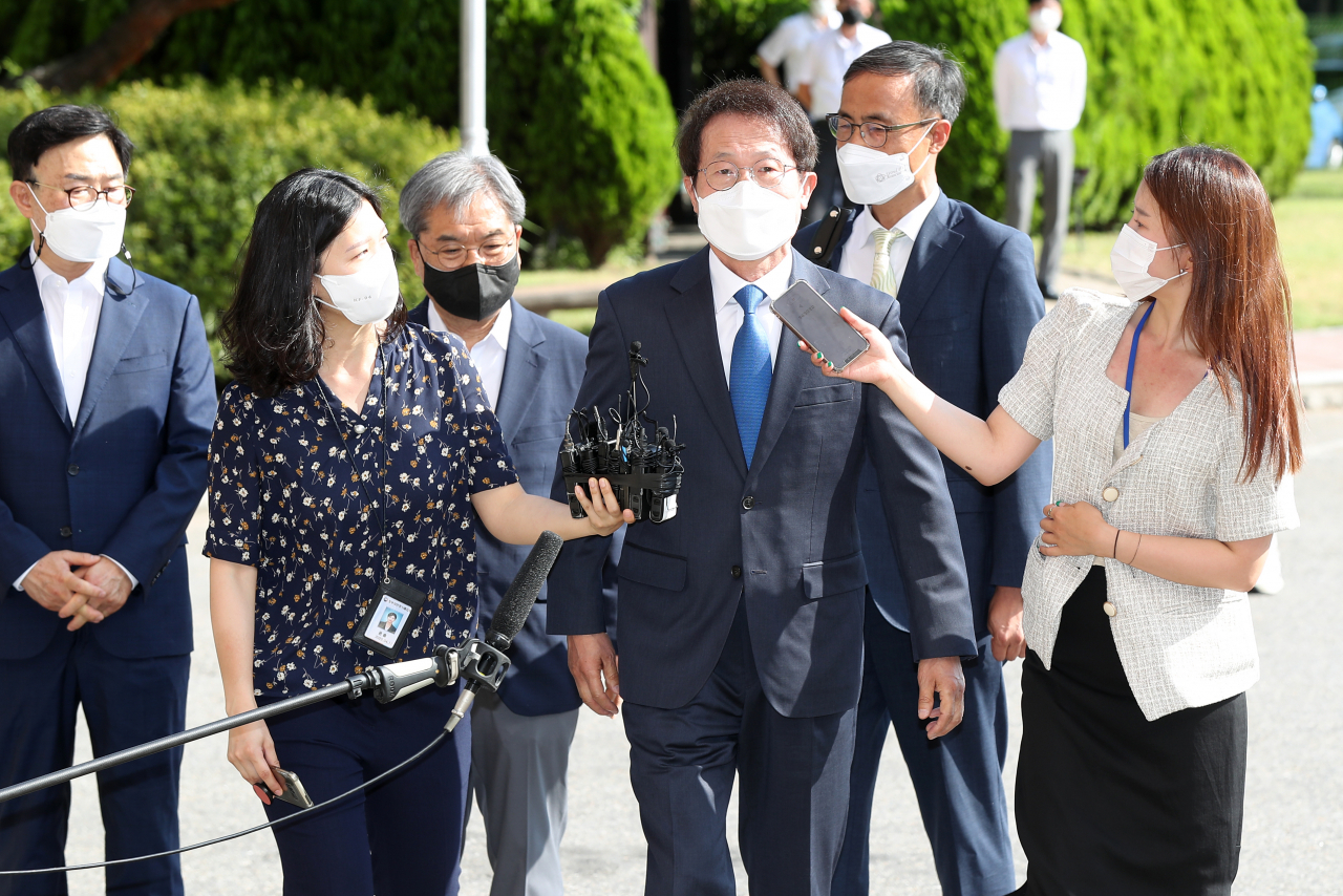 해직교사 부당 특별채용 의혹을 받는 조희연 서울시교육감이 지난달 27일 오전 정부과천청사 고위공직자범죄수사처(공수처)에 출석하고 있다. [연합]