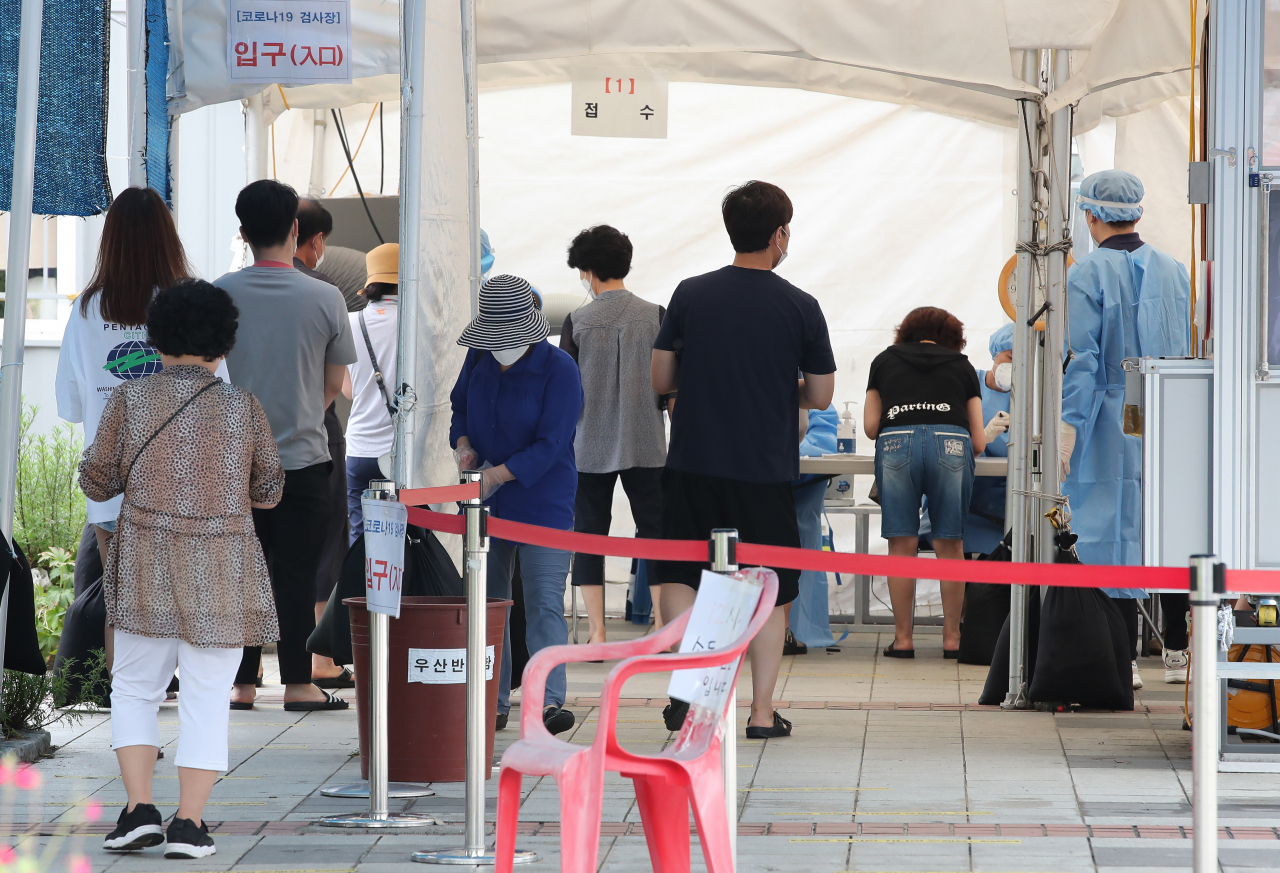 2일 오후 서울 구로구 구로역에 설치된 신종 코로나바이러스 감염증(코로나19) 임시선별검사소에서 시민들이 검사를 받기 위해 대기하고 있다. [연합]