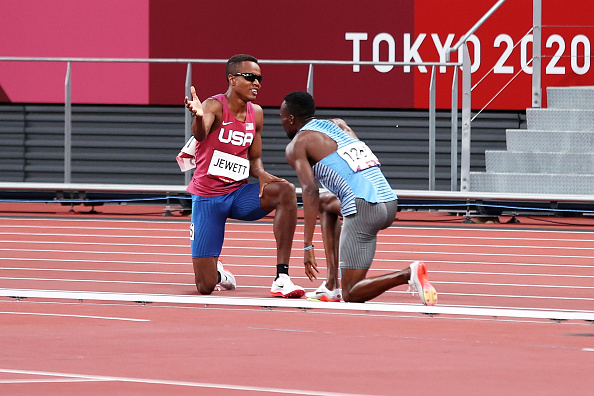 아이자이어 주잇(왼쪽)이 도쿄올림픽 남자 육상 800m 경기 도중 함께 넘어진 니젤을 일으켜 세우고 있다. [게티이미지]