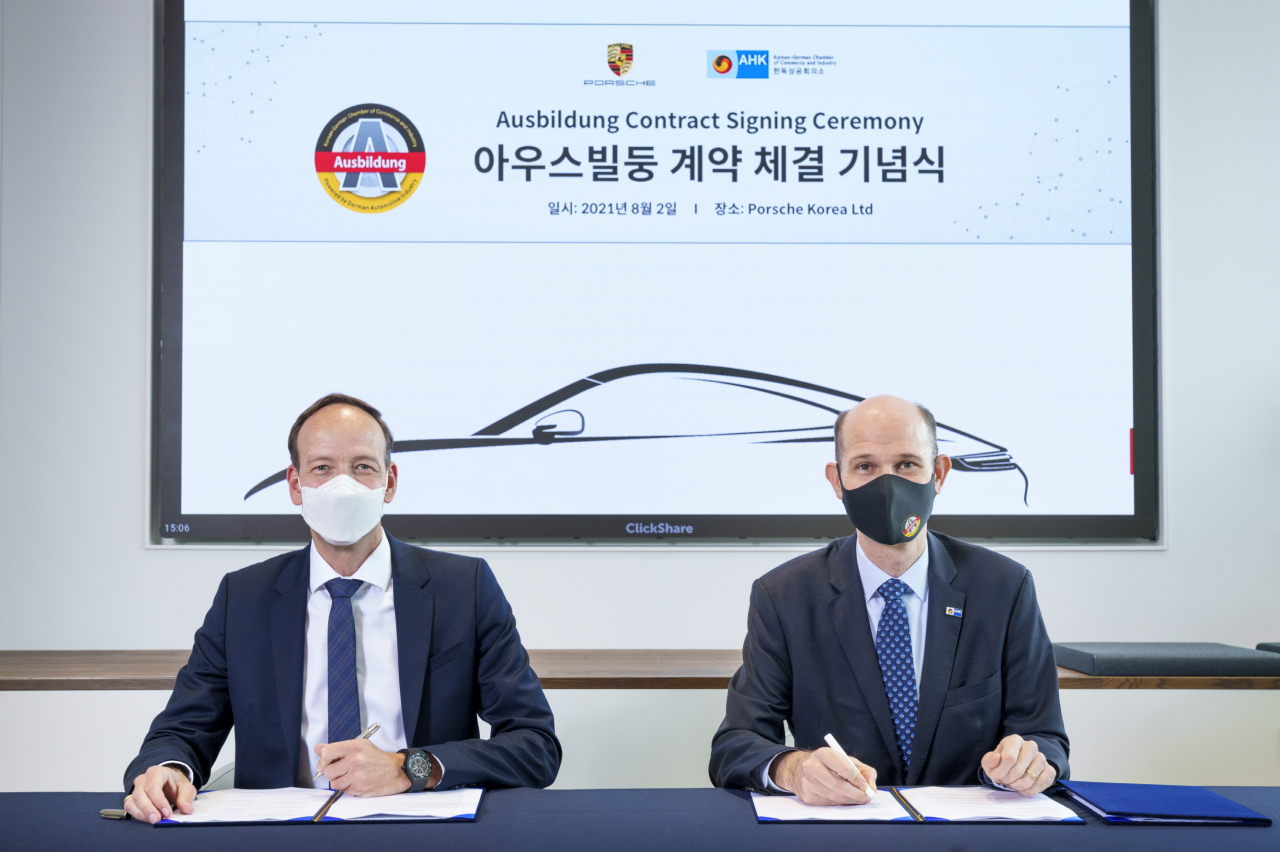 지난 2일 포르쉐코리아 오피스에서 홀가 게어만 포르쉐코리아 대표(왼쪽)와 마틴 행켈만 한독상공회의소 대표가 업무협약을 체결한 뒤 기념 촬영을 하고 있다.[포르쉐코리아 제공]
