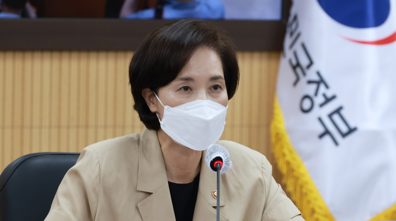 유은혜 부총리 겸 교육부 장관이 지난달 28일 정부세종청사에서 제13차 사회관계장관회의를 주재하고 있는 모습. [연합]
