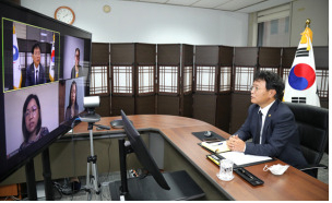 재택근무 중인 레나 리 싱가포르 청장과 화상회의를 진행하고 있는 김용래 청장 (2020년 10.월 16일)