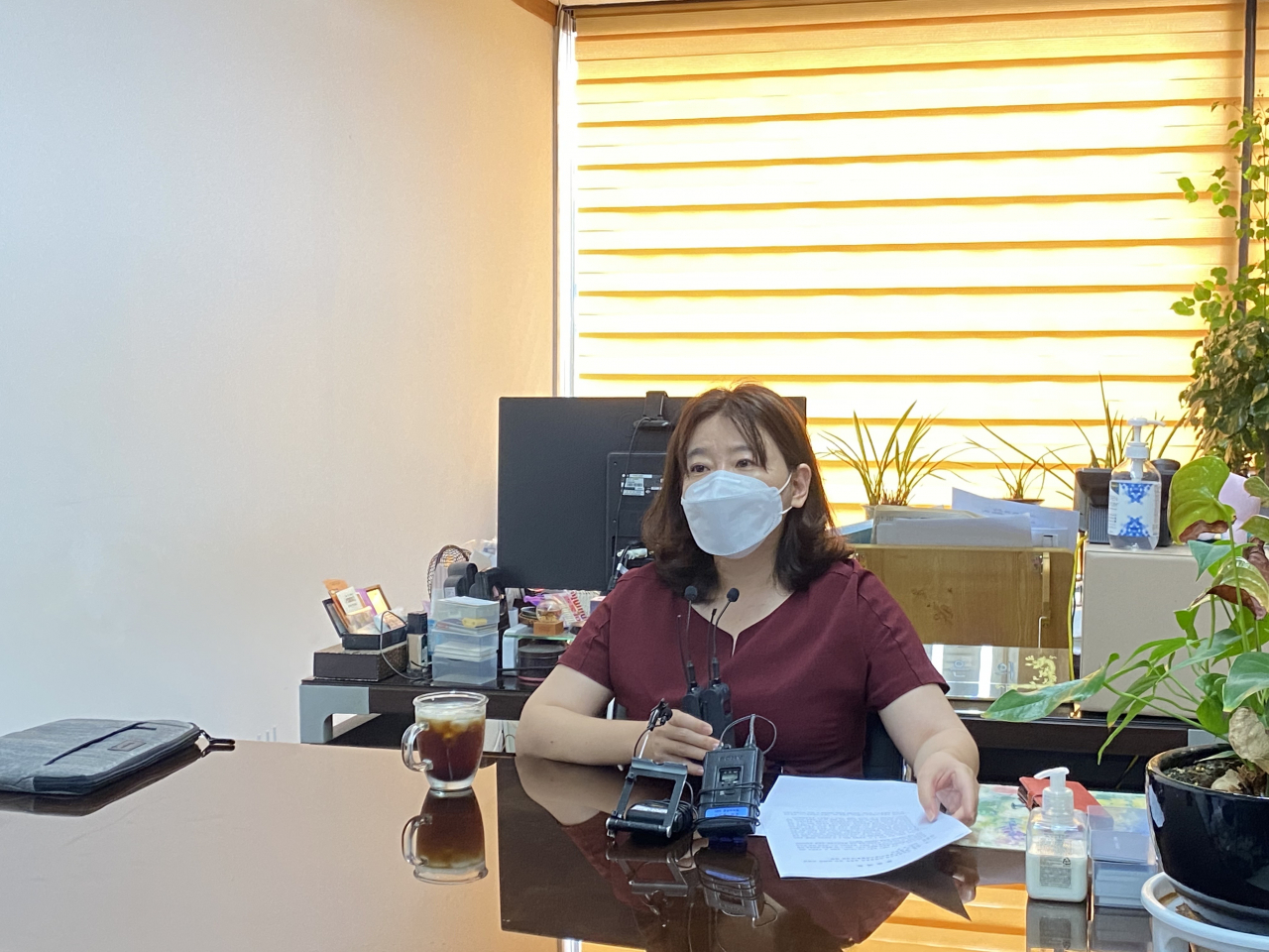 ‘로펌 성폭행 사건’ 관련 피해자의 법률대리인인 이은의 변호사가 3일 서울 서초구에 위치한 자신의 법률사무소에서 취재진에게 입장을 밝히고 있다. 유혜정 수습기자