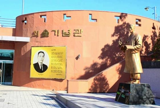 외솔기념관은 지난 2010년 한글 연구에 평생을 바친 외솔 최현배(1894~1970) 선생을 기리기 위해 옛 생가 터인 울산 중구 동동 613 일원에 문을 열었다.