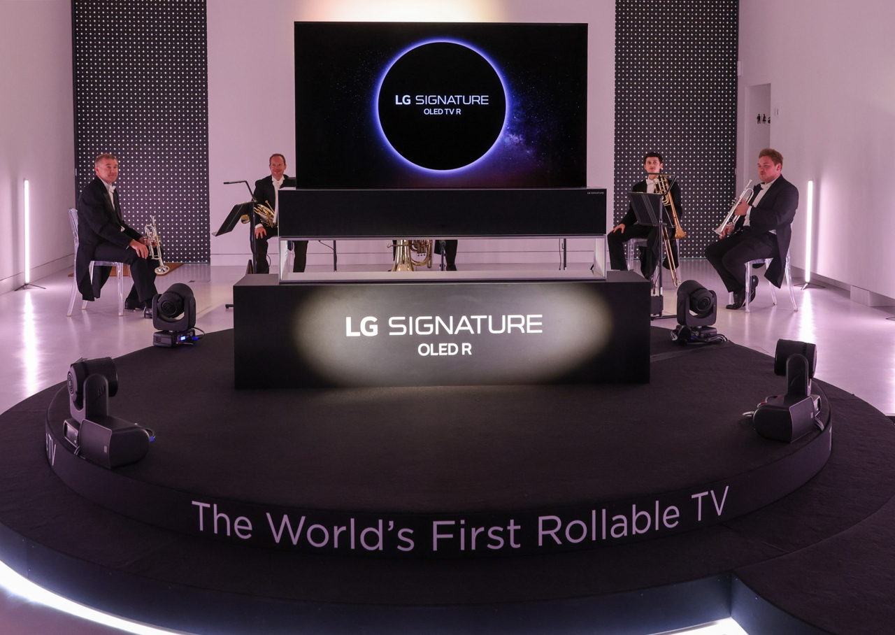 ‘LG 시그니처 올레드 R’ 제품이 런던을 대표하는 로열 필하모닉 오케스트라의 연주와 함께 무대에서 소개되고 있다.[LG전자 제공]