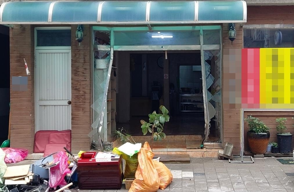 만취한 승합차 운전자가 들이받은 충북 영동읍 식당. [연합]
