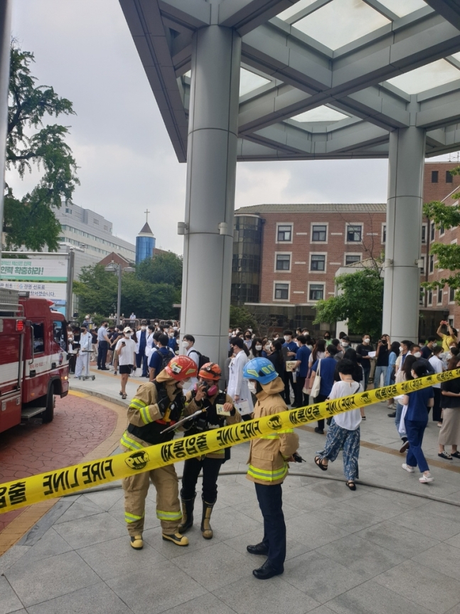 3일 서울 종로구 서울대치과병원 연구동 3층 교수 연구실에서 화재가 발생해 환자들과 직원들이 병원 밖으로 대피해 있다. 화재는 인명피해 없이 30여 분 만에 진압됐다. [연합]