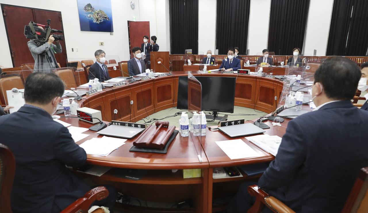 박지원 국가정보원장이 3일 오전 서울 여의도 국회에서 열린 정보위원회 전체회의에 출석하고 있다. [이상섭 기자/babtong@heraldcorp.com]