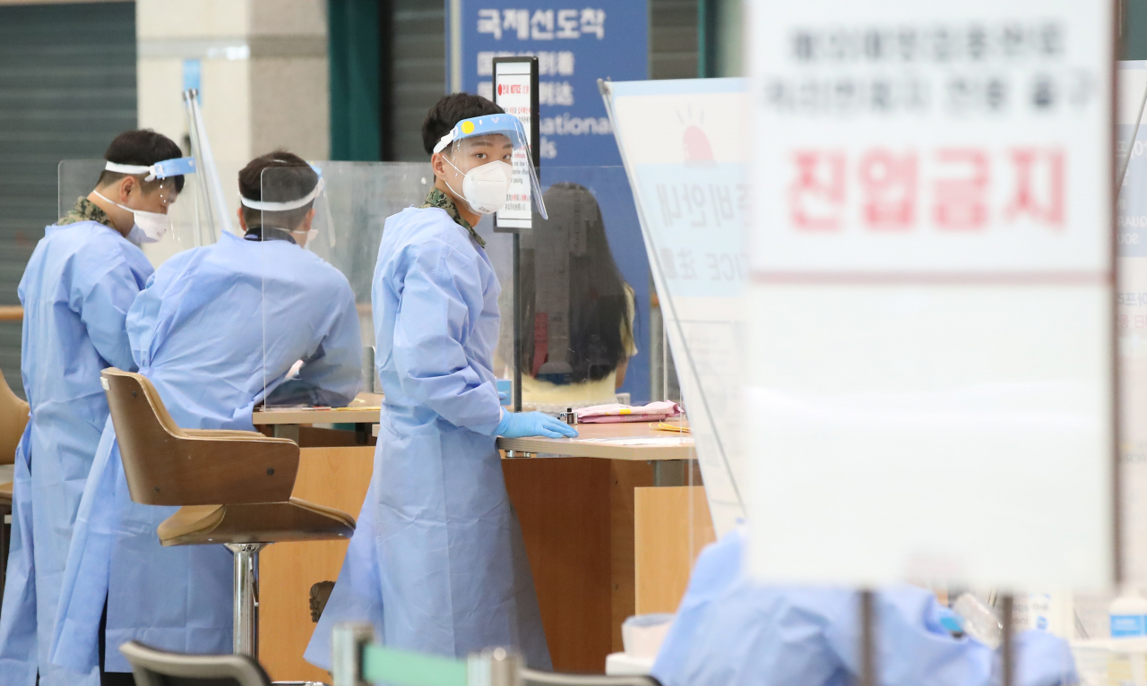 3일 국내에서도 신종 코로나바이러스감염증(코로나19) '델타 플러스 변이 바이러스' 감염자가 확인됐다. 이날 중앙방역대책본부에 따르면 최근 확인된 델타 플러스 변이 감염자는 2명이며 이중 한 명은 해외 여행력이 없는 40대 남성인 것으로 알려졌다. 델타 플러스 변이는 델타 변이보다 전파력이 강한 것으로 알려졌다. 사진은 이날 오후 인천국제공항 제1여객터미널 입국장 모습. [연합]