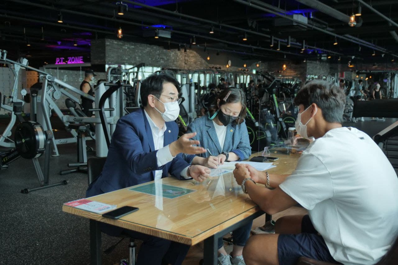 박용진(왼쪽 첫 번째) 더불어민주당 대선 경선 후보가 3일 헬스장 업주들과 간담회
