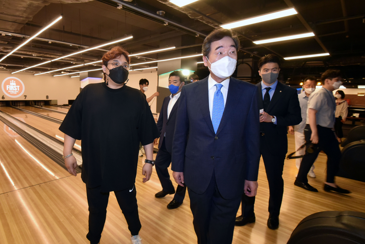 더불어민주당 이낙연 대선경선 후보가 지난 2일 오전 서울 영등포구 국회대로 퍼스트 비앤피 볼링장에서 실내체육시설 지원 방안 간담회를 갖기에 앞서 볼링장 내부시설을 돌아보고 있다. [연합]