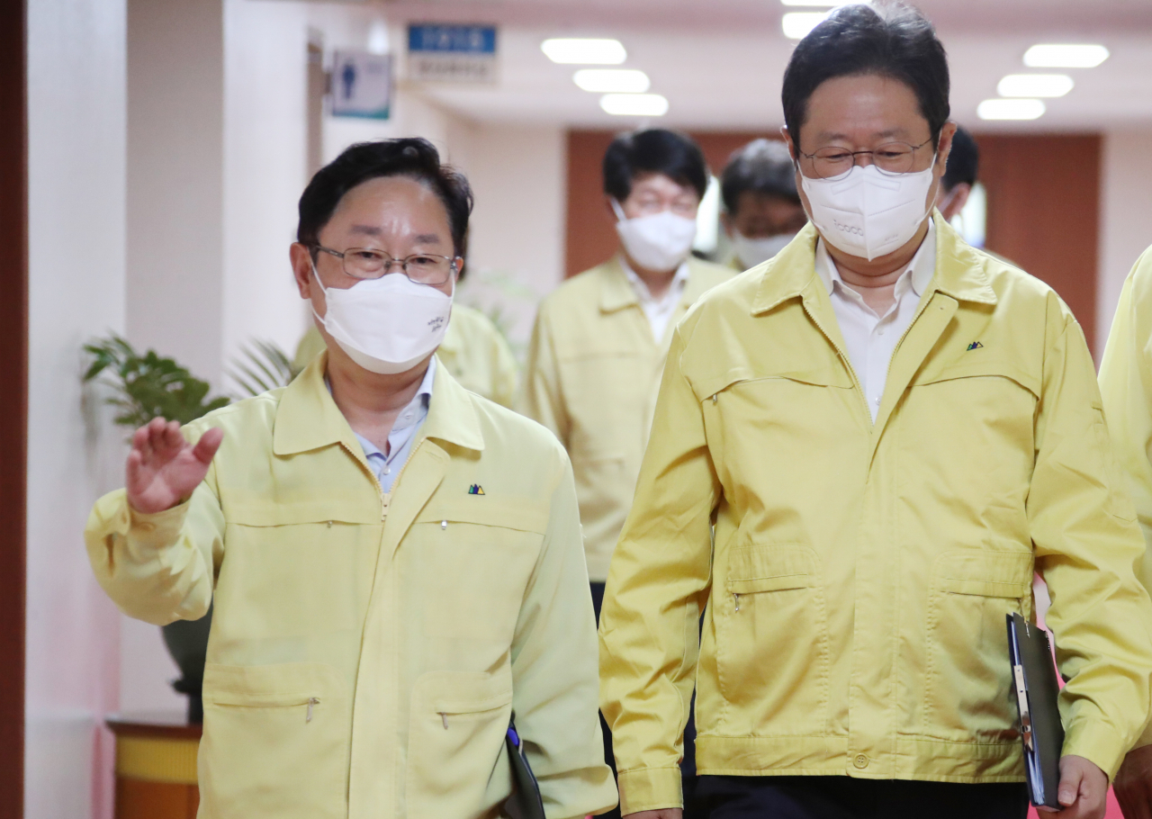 박범계 법무부 장관(왼쪽)과 황희 문화체육관광부 장관이 3일 정부서울청사에서 열린 국무회의에 참석하고 있다. [연합]