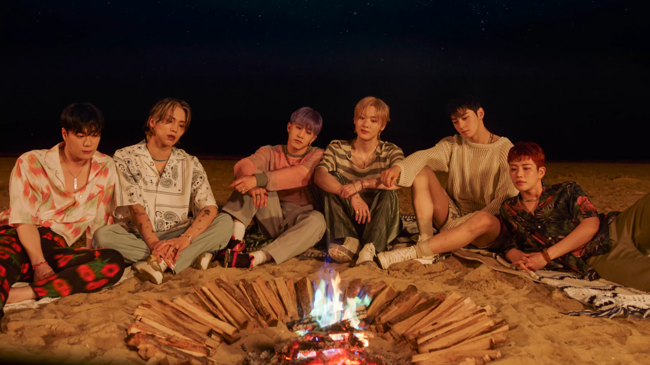 아스트로 멤버들이 동해 노봉해변에 모닥불을 피워놓고 한 여름 밤의 낭만에 젖어있다.