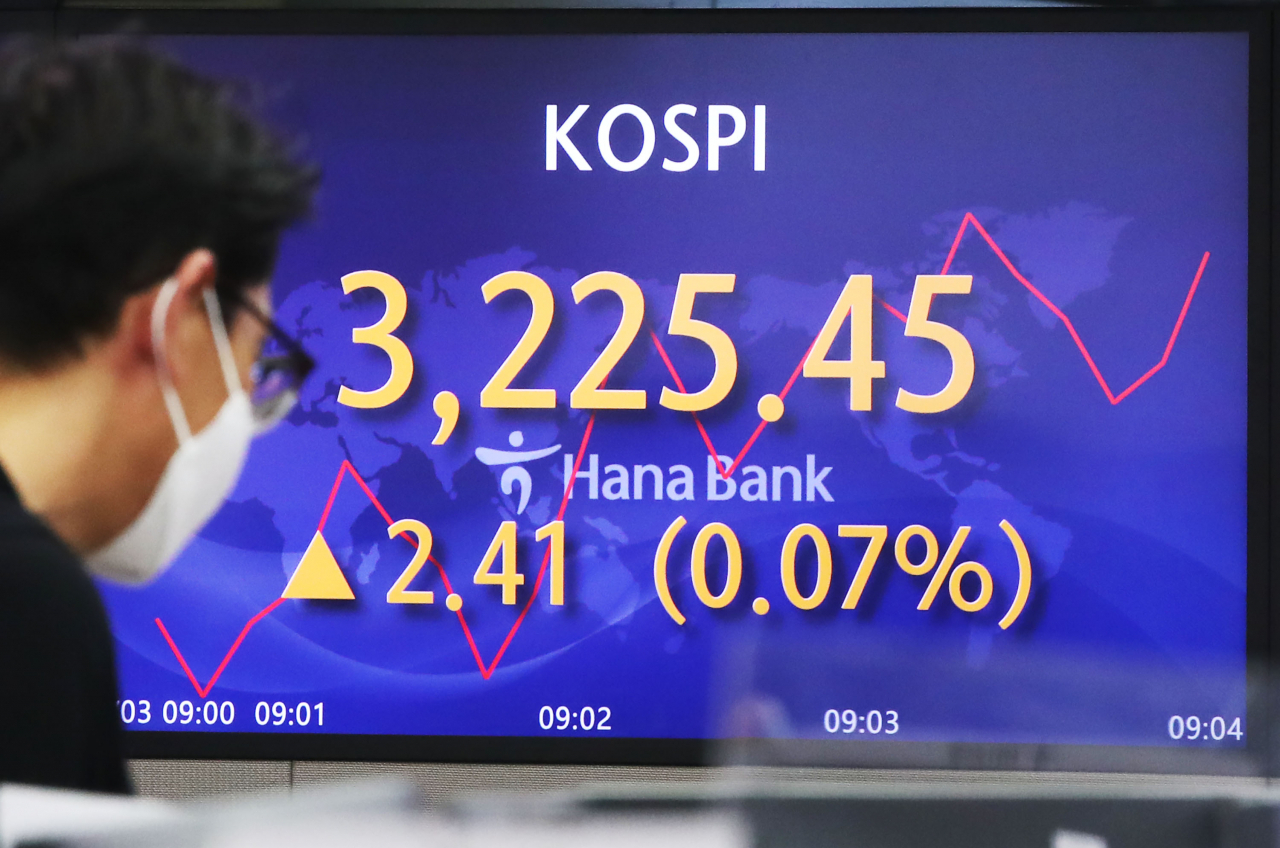 코스피가 3일 보합세로 출발했다. 코스피 지수는 전장보다 1.47포인트 내린 3,221.57에서 시작해 보합권에서 등락하고 있다. 코스닥 지수는 전장보다 1.11포인트 높은 1,038.91에 개장했다. 사진은 이날 오전 서울 중구 하나은행 본점 딜링룸. 연합뉴스