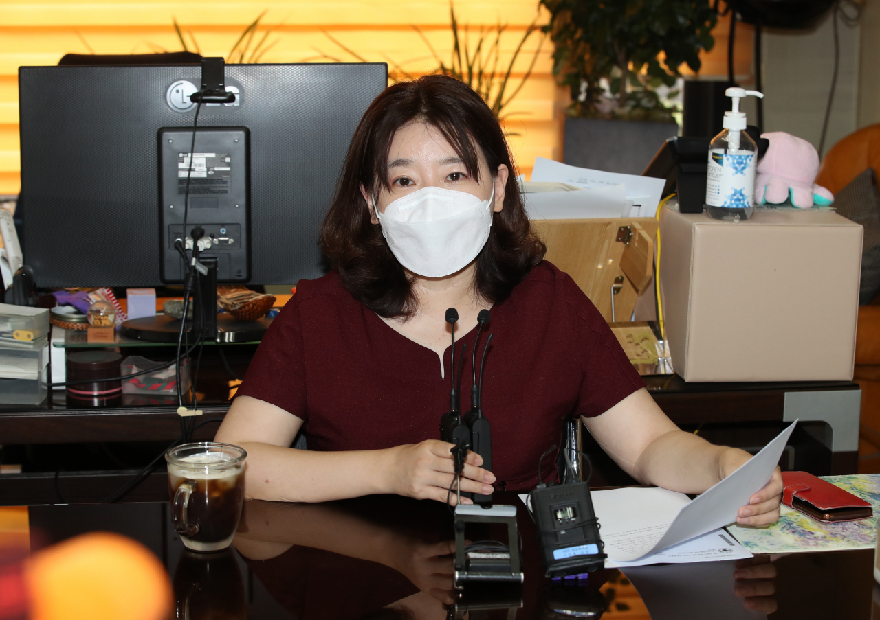 이은의 변호사가 3일 오전 서울 서초구 본인의 법률사무소에서 로펌 대표변호사의 초임변호사 성폭행 사건 피의자 사망에 따른 경찰 측 불송치 결정문과 관련해 피해자 입장 등을 밝히고 있다. [연합]