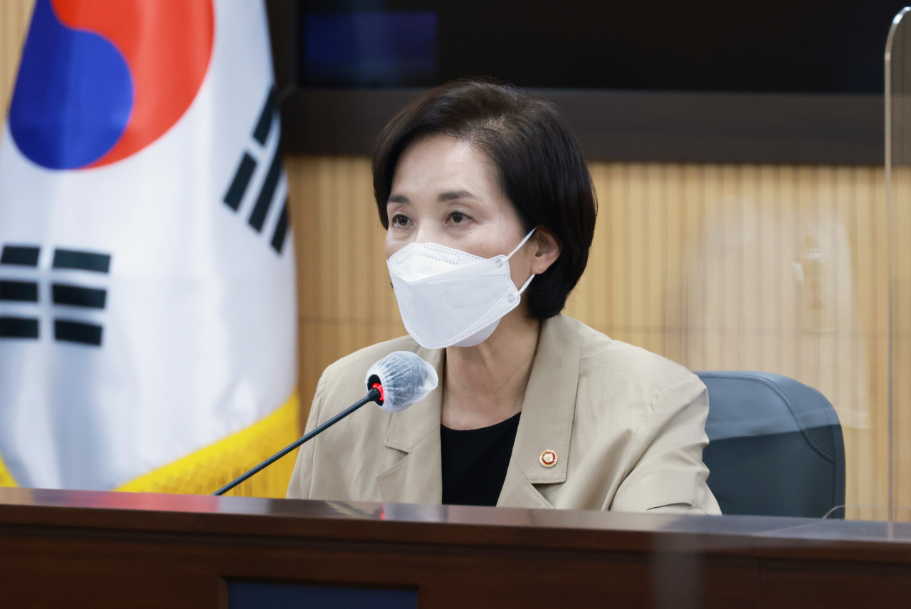 유은혜 사회부총리 겸 교육부 장관이 3일 오후 정부세종청사에서 전국 교원단체 대표들과 간담회를 열고 2학기 학사 운영 방안을 논의했다.사진은 지난달 28일 세종시 정부세종청사에서 제13차 사회관계장관회의를 주재하는 유은혜 교육부 장관. [교육부 제공·연합]
