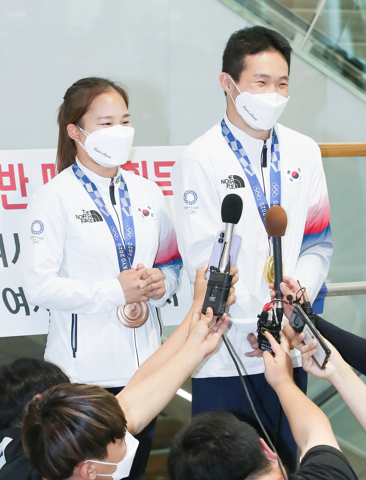 2020 도쿄올림픽 여자 기계체조 도마에서 동메달을 획득한 여서정(왼쪽)과 남자 도마에서 금메달을 획득한 신재환이 3일 오후 인천국제공항 제2여객터미널을 통해 귀국, 취재진의 질문에 답하고 있다. [연합뉴스 제공]
