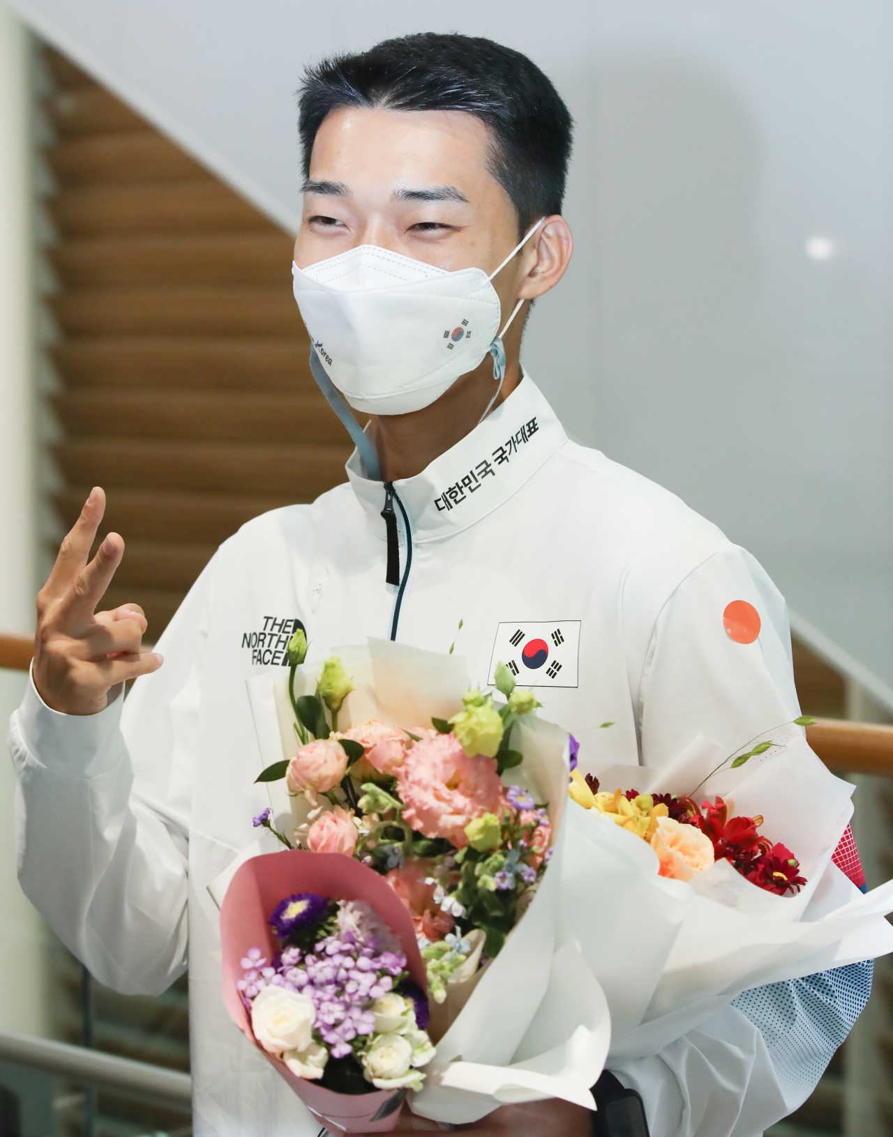 2020 도쿄올림픽 남자 높이뛰기에서 2m35로 한국 신기록을 세우며 4위를 차지한 우상혁이 3일 오후 인천국제공항 제2여객터미널을 통해 귀국, 취재진을 향해 포즈를 취하고 있다. [연합뉴스 제공]