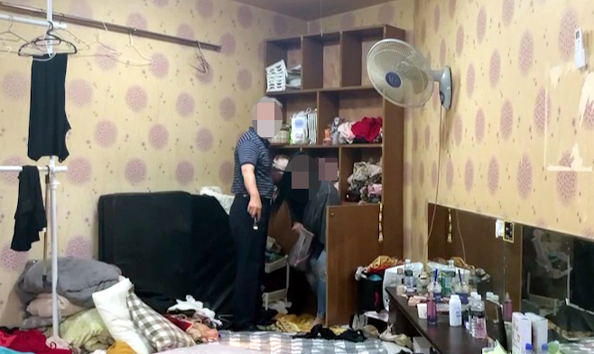 비밀장소에 숨어있다 적발된 종업원. [고양시 제공]