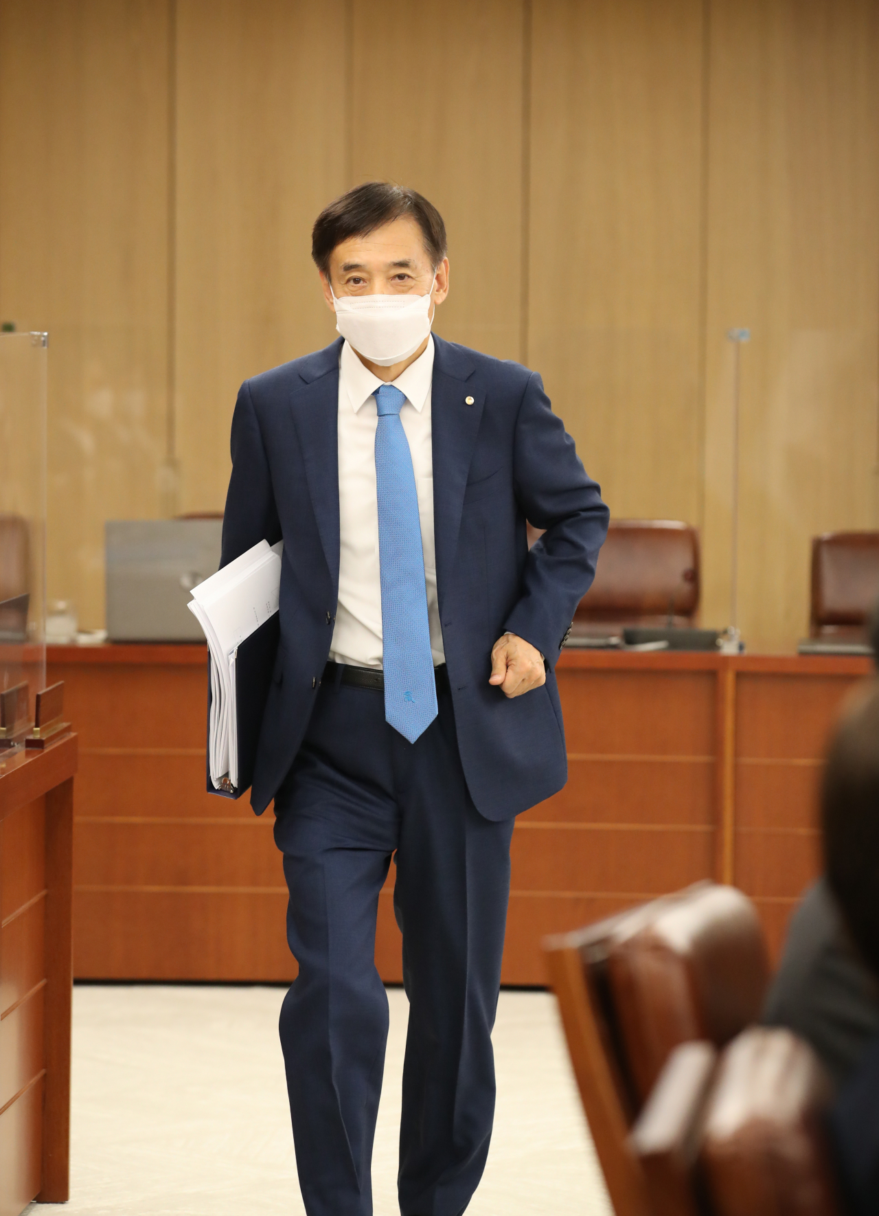 이주열 한국은행 총재가 15일 오전 서울 중구 한국은행에서 열린 금융통화위원회 본회의에 참석하고 있다. 연합뉴스