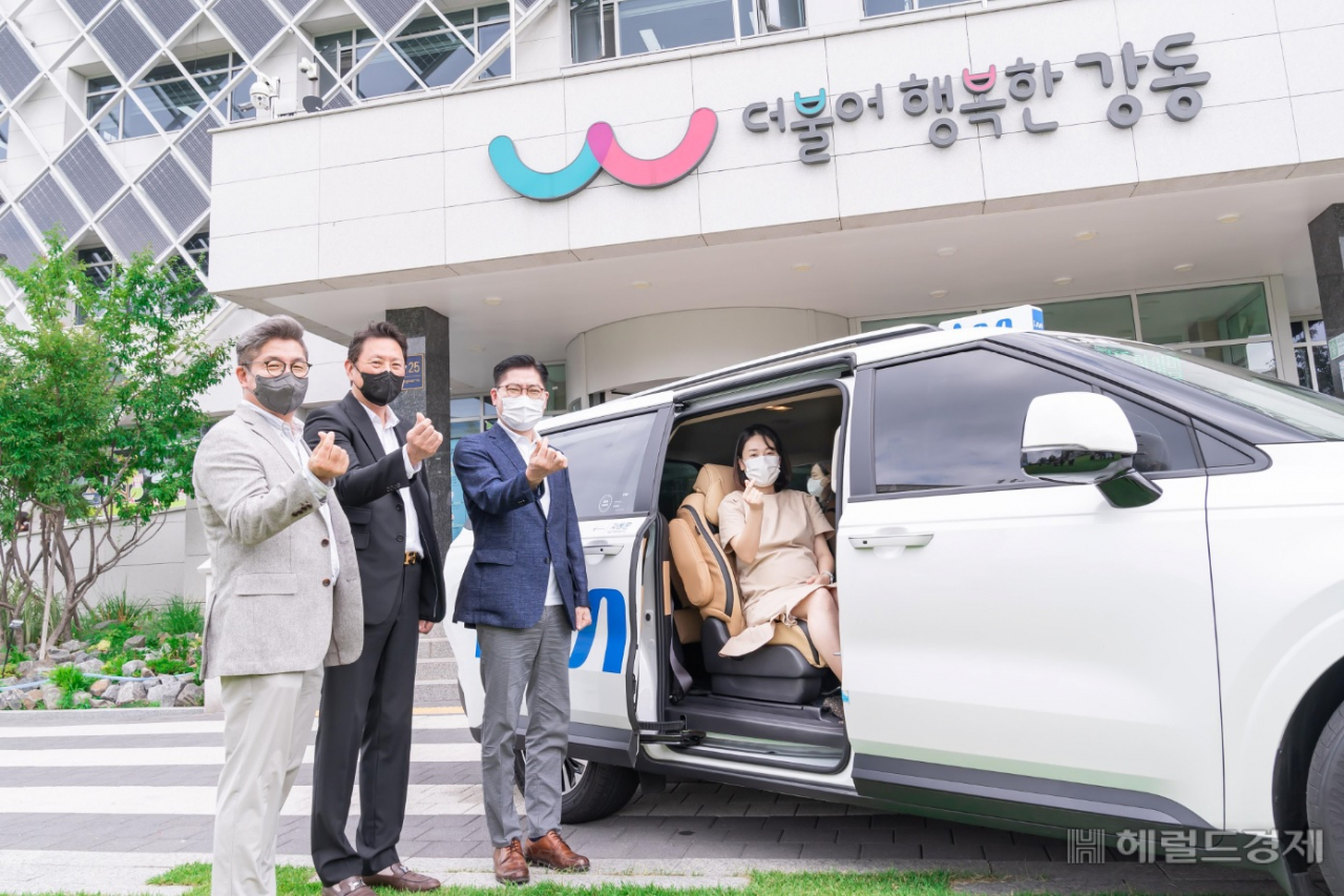 3일 강동구 청사 앞에서 iMOM택시 발대식을 가진 뒤 이정훈 구청장(맨 오른쪽 남성) 등 참석자들이 기념촬영을 하고 있다. [강동구 제공]
