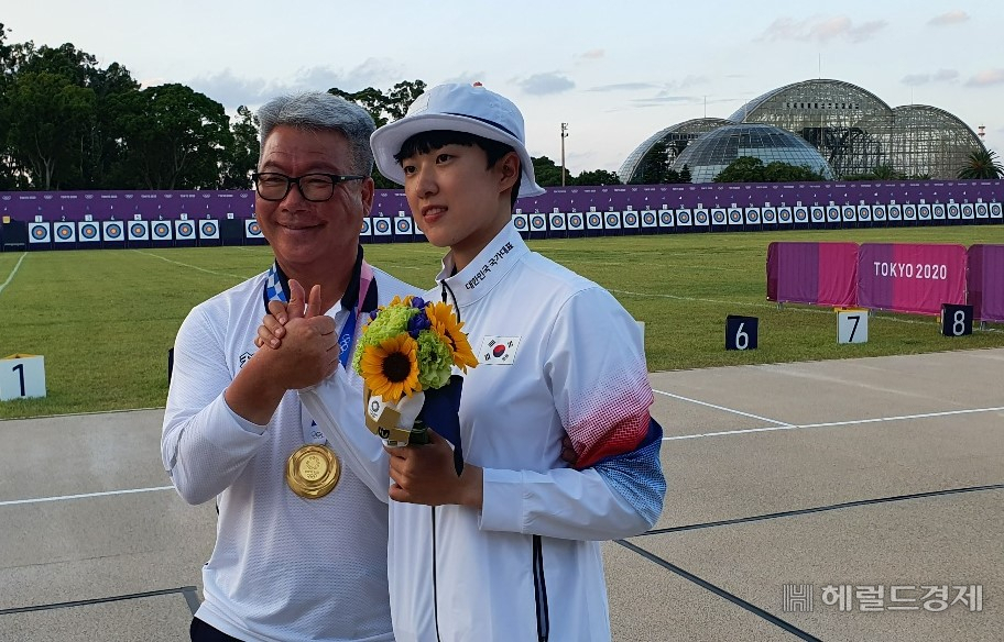 박채순 올림픽양궁대표팀 총감독(광주시청 감독)과 안산선수가 금메달을 수확한 후 기념촬영에 나섰다.