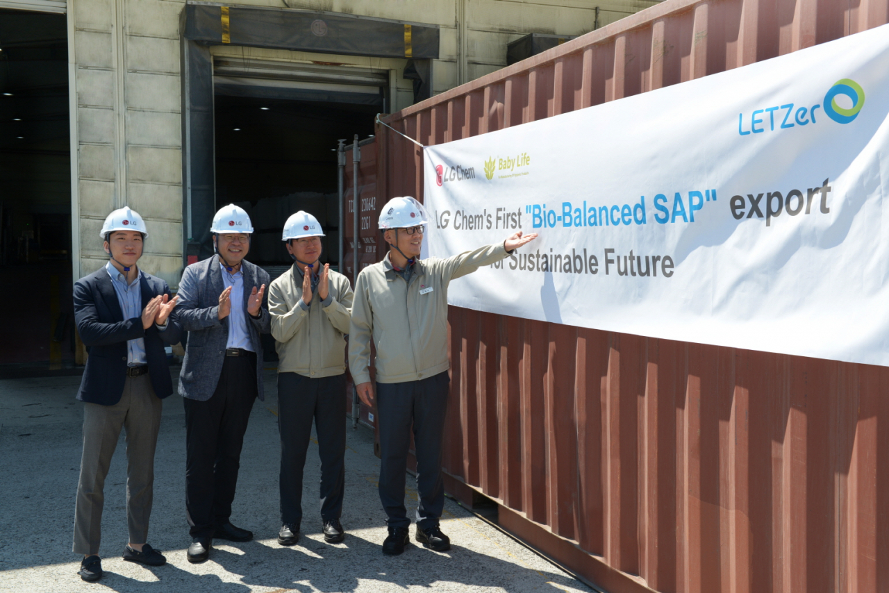 LG화학 임직원들이 여수공장에서 고흡수성수지(Bio-balanced SAP)의 첫 출하를 기념하고 있다.[LG화학 제공]
