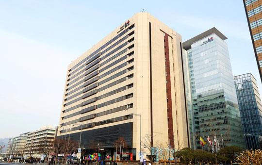 KT는 대전시와 협력해 디지털헬스·로봇·ICT융합·메타버스·NFT 분야의 유망 스타트업을 모집, 글로벌 진출을 돕는다고 21일 밝혔다. 사진은 KT 사옥 모습.