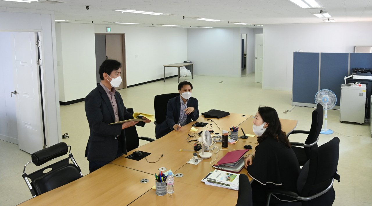 지난달 28일 오전 서울 여의도 대하빌딩에 마련된 국민의힘 대권주자 최재형 전 감사원장 캠프에서 상황실장을 맡은 김영우 전 의원(왼쪽) 등 실무진들이 사무실 집기등을 점검하고 있다. [연합]