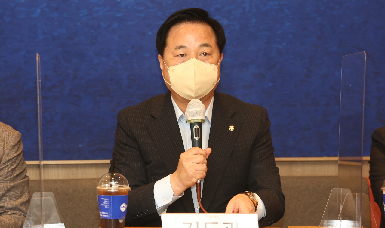 더불어민주당 김두관 대선 예비후보가 지난 3일 서울 마포구 한 커피전문점에서 열린 전국 자영업자 비상대책위원회 간담회에 참석, 발언하고 있다. [연합]