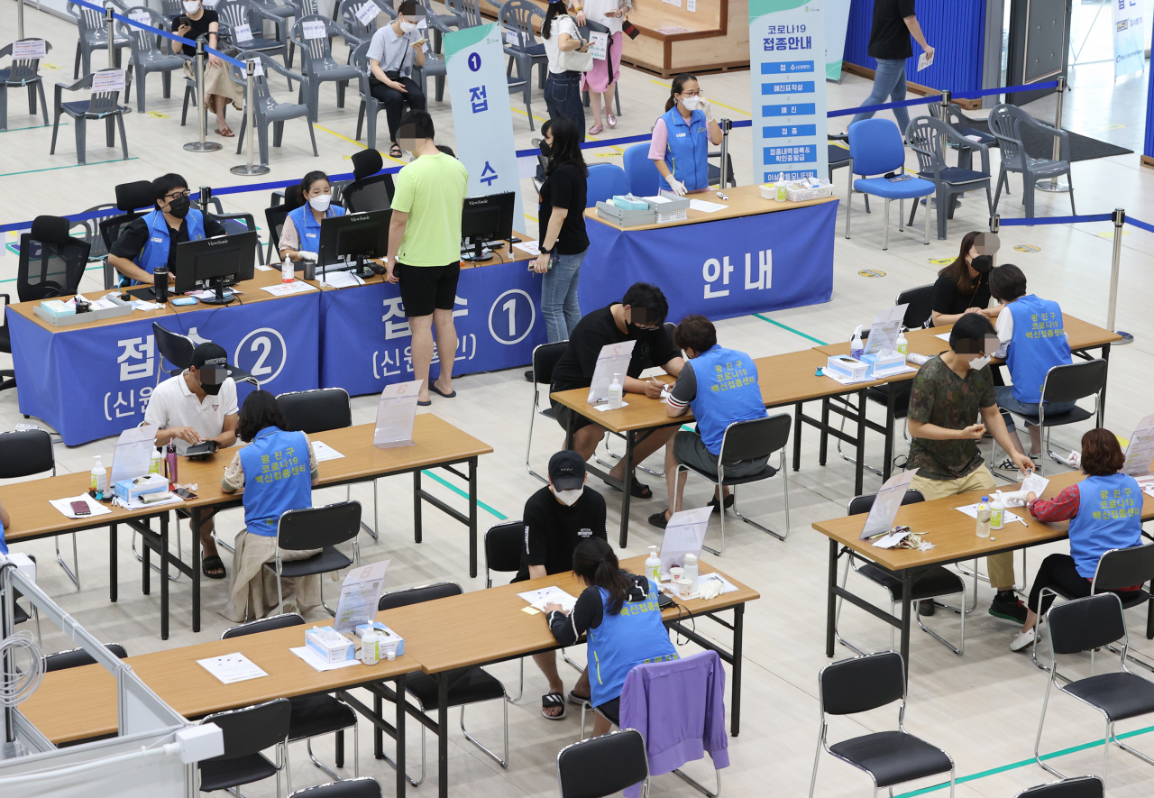 3일 오전 서울 광진구 자양체육관에 마련된 광진구예방접종센터에서 시민들이 백신 접종을 받기 위해 대기하고 있다. 연합뉴스