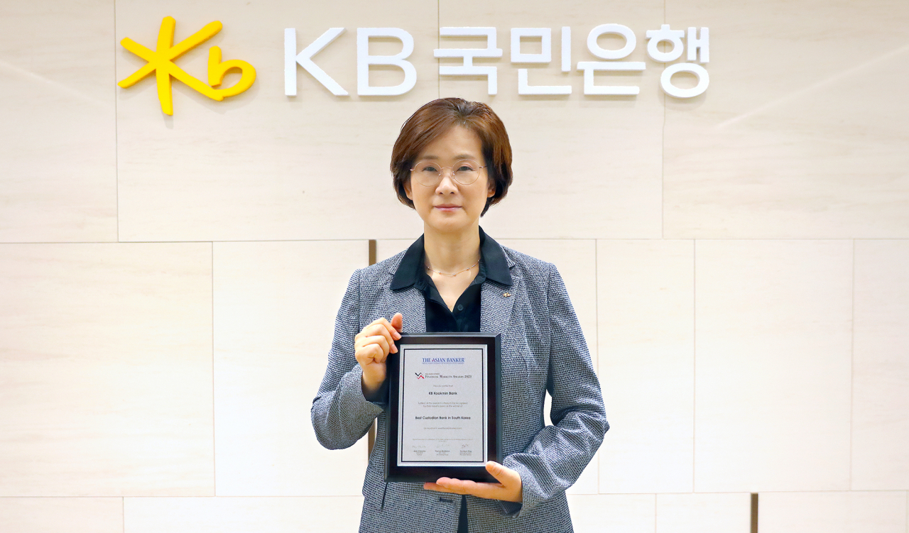 아시안뱅커가 주관한 'The Asian Banker Financial Market Awards 2021' 비대면 시상식에서 김종란 KB국민은행 금융투자상품본부 상무가 상패를 들고 기념사진을 촬영하고 있다.