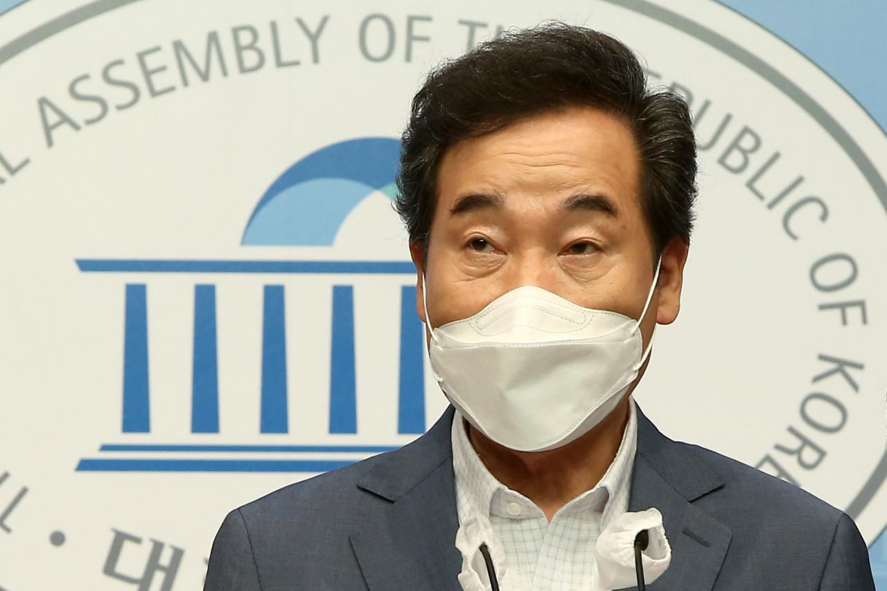 더불어민주당 이낙연 대선 예비후보가 4일 국회 소통관에서 경기도 성남시에 있는 서울공항 부지에 ‘스마트 신도시’를 세우겠다는 주택공급 정책을 발표하고 있다. [연합]