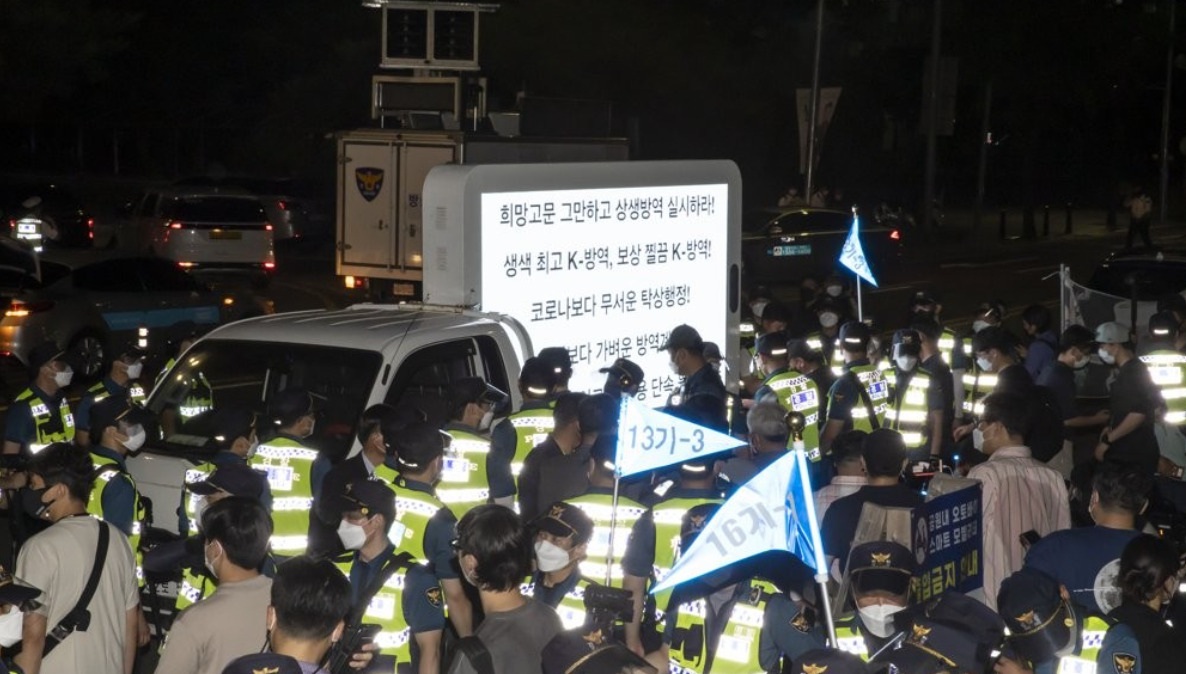 지난달 14일 밤 서울 영등포구 여의도공원 인근에서 코로나19 대응 전국자영업자비상대책위원회의 ‘거리두기 4단계 조치 불복 기자회견’이 열리고 있다. [연합]