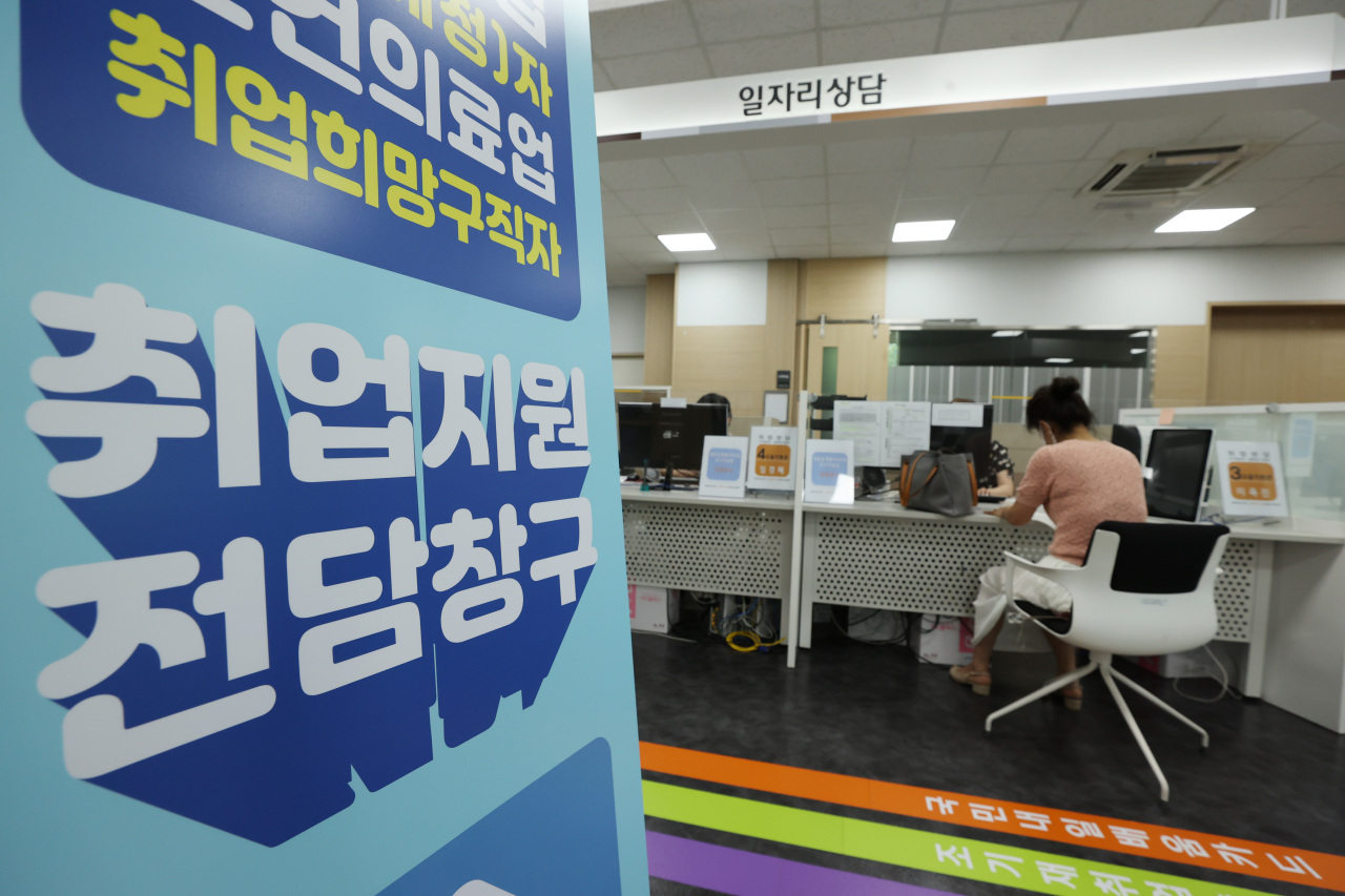 A visitor at the Seoul Southern Job Center in Yeondeungpo-gu, western Seoul, receives an employment counseling session last month. (Yonhap)