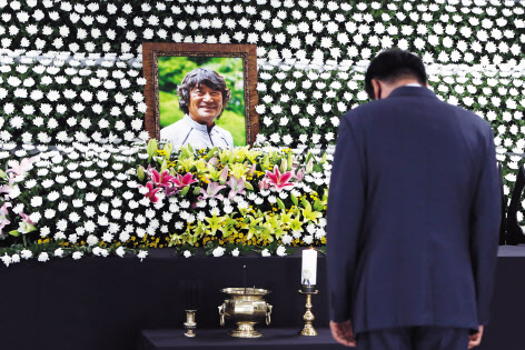 4일 오전 광주 서구 염주체육관에 마련된 김홍빈 대장의 분향소에서 추모객이 고인을 기리고 있다.