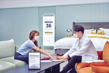 시몬스의 구독경제 멤버십 서비스인 ‘시몬스페이’를 활용해 프리미엄급 침대를 구매하는 소비자들이 늘고 있다. [시몬스 제공]
