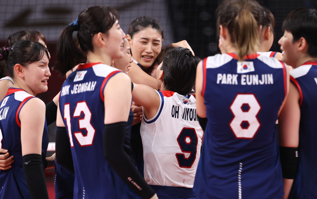‘자랑스러운 선수들.’ 김연경과 한국 여자 대표팀이 4일 도쿄올림픽 여자 배구 8강 터키전에서 4강행을 확정한 후 얼싸안고 기뻐하고 있다. [연합]