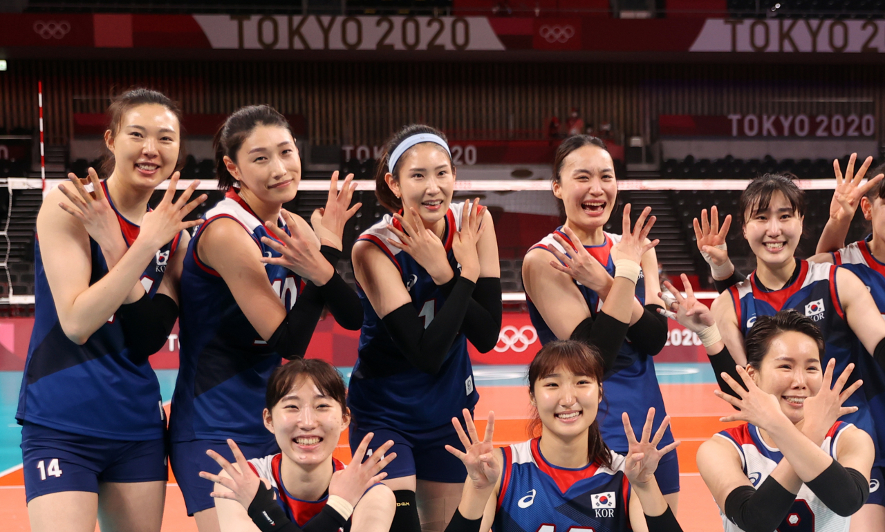 ‘우린 4강!’ 김연경 등 선수들이 손가락 네 개를 펴보이며 즐거워하고 있다. [연합]