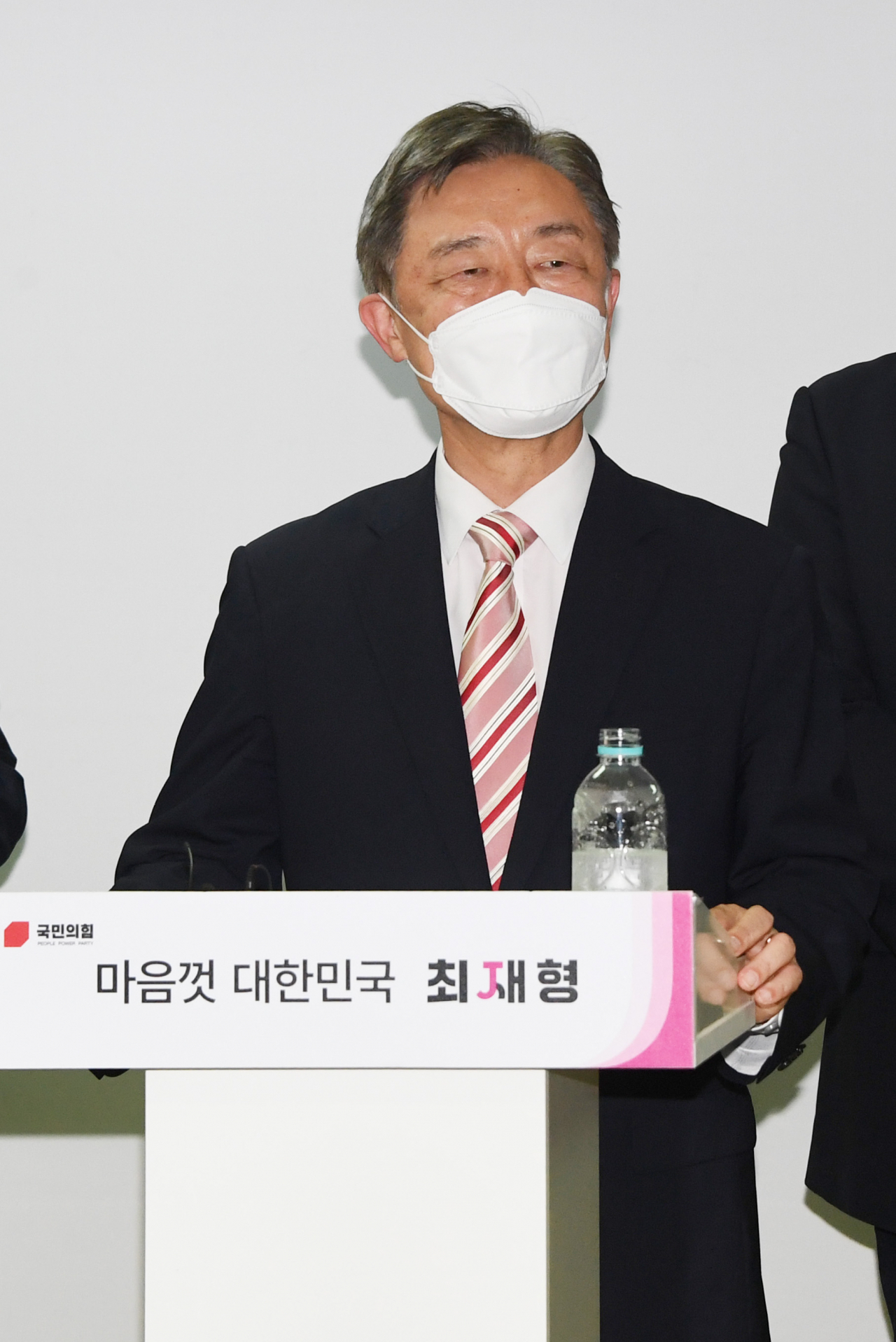 국민의힘 대권 주자인 최재형 전 감사원장이 지난 2일 오후 서울 여의도 국회 앞 대하빌딩에 마련된 '열린캠프'에서 열린 프레스룸 오픈 데이에 참석, 인사말을 하고 있다. [국회사진기자단]