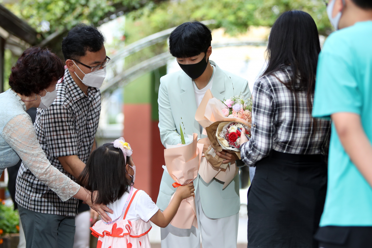 2020 도쿄올림픽 3관왕에 오른 양궁 대표팀 안산이 3일 오전 모교인 광주 북구 문산초등학교를 찾아 꽃다발을 받고 있다. [연합]