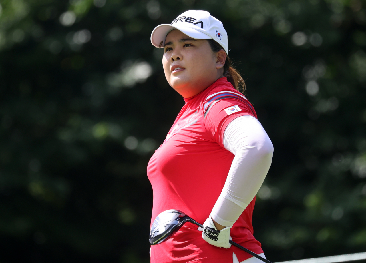 박인비가 4일 일본 사이타마현 가스미가세키 컨트리클럽에서 열린 도쿄올림픽 여자골프 1라운드서 2번홀 티샷을 한뒤 공을 바라보고 있다. 연합뉴스