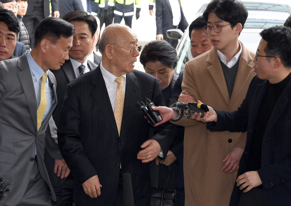 "이거 왜 이래!" 광주 법정 향하는 전두환