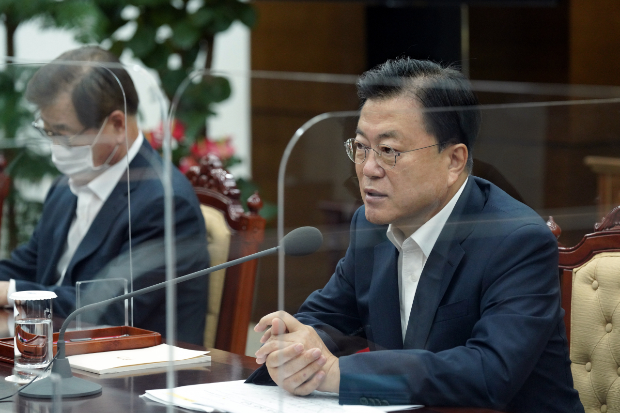 문재인 대통령이 4일 오전 청와대 여민관 소회의실에서 열린 군 주요 지휘관 보고회의에서 인사말을 하고 있다. [연합]