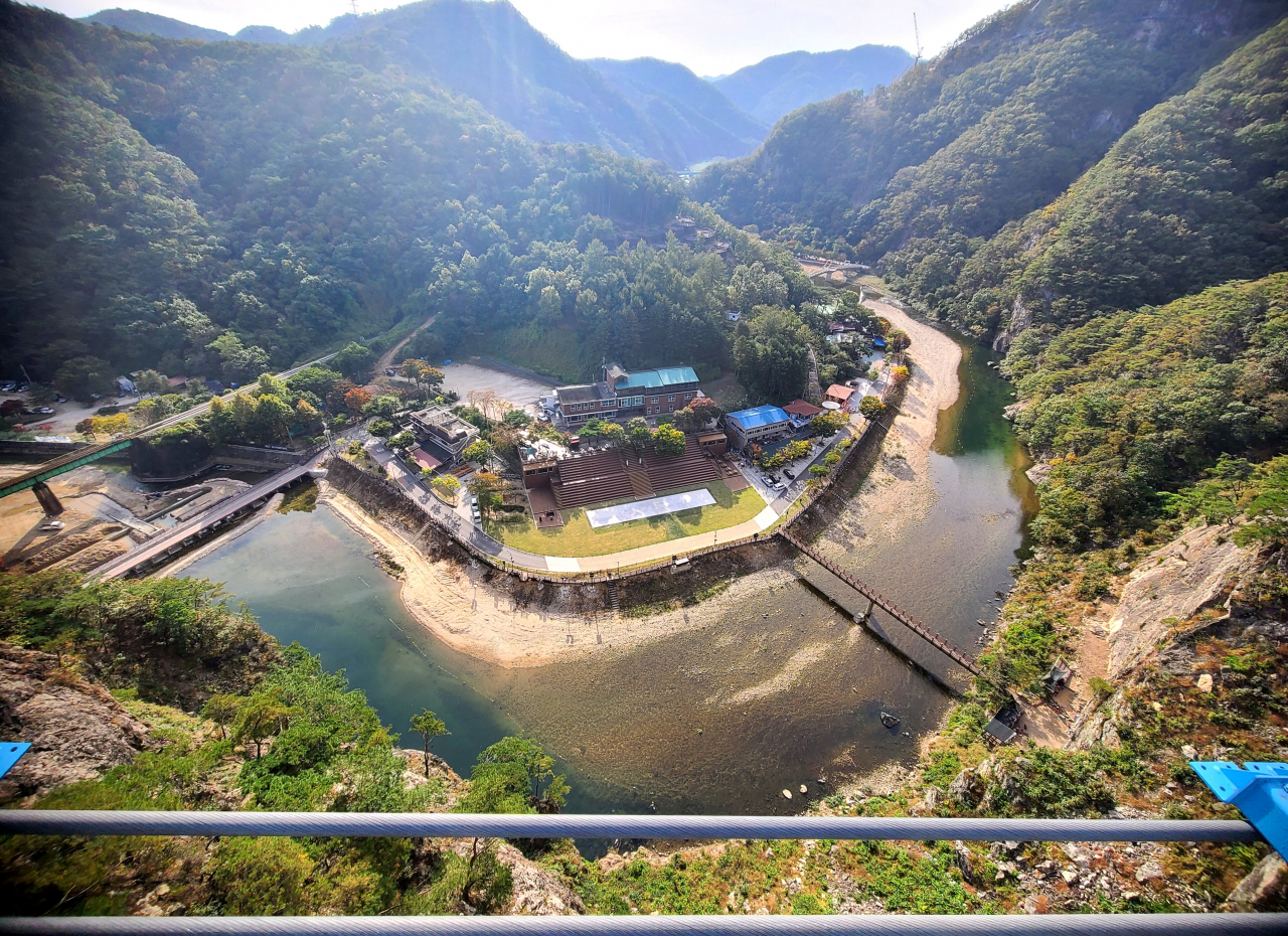 간현관광지 소금산출렁다리에서 내려다 본 미디어파사드 관람석과 대형 문화예술 스퀘어. 출렁다리를 지탱하는 거대한 산은 미디어예술의 스크린이 된다.