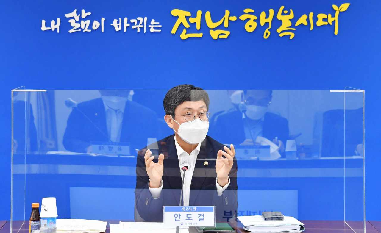 안도걸 기획재정부 2차관이 4일 전남도청을 열린 호남·제주지역 예산협의회에 참석해 발언하고 있다. [기획재정부 제공]